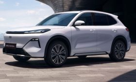 Кроссовер Geely EX5 в России: теперь и гибрид